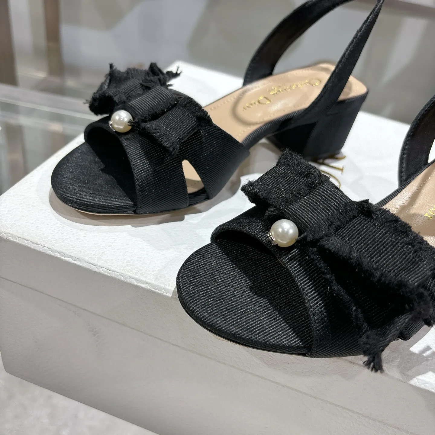 👟👟Ex-factory price 520👟👟 🎆Fringed webbing women's shoes Dior Dior 2024 spring and summer catwalk new Adiorble women's shoes CD star's same fashion tassel bow square head pearl letter logo hardware buckle high-heeled hollow sandals The top high-end version on the market Upper: original customized tassel grosgrain Lining: sheepskin lining foot pad Outsole: Italian leather outsole Heel height: 8.5cm Size: 34-41 (34.40.41. Customization is non-refundable)